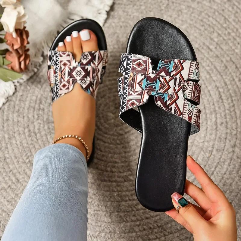 Mote 2024 Hot Sale Damesko Åpen tå Blandede farger Dametøfler Sommer Utendørs Uformelt Flat Stor Størrelse Tøfler Zapatos Mujer