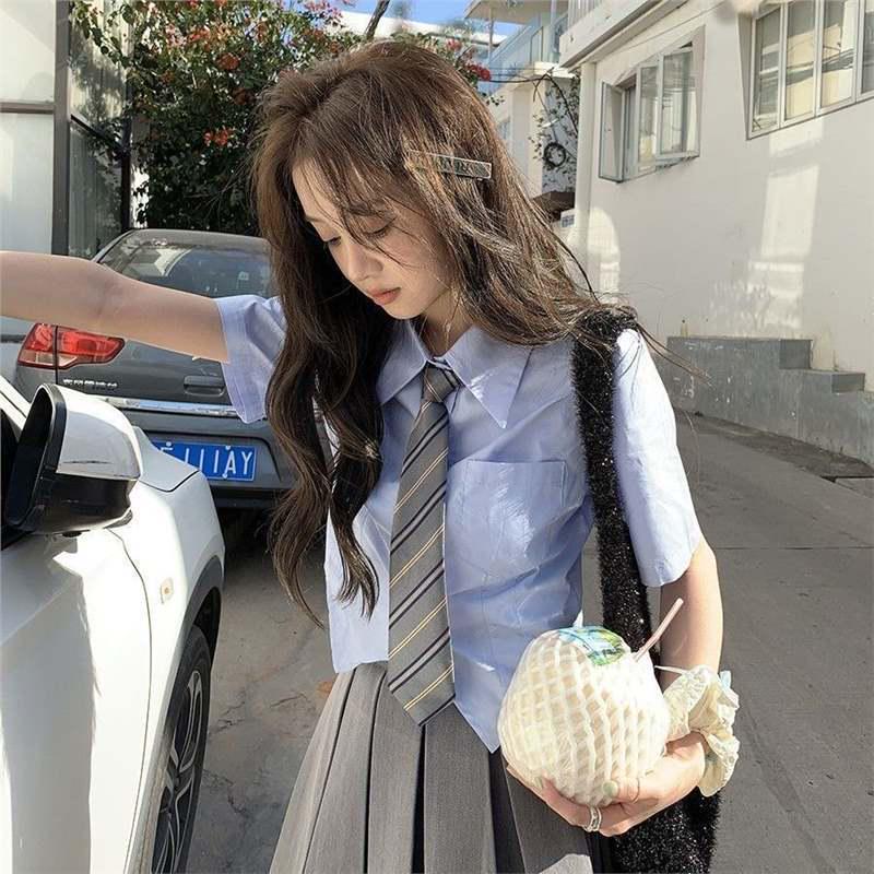 

2024 Летний Шик Необычный Женский Приталенный Комплект из Двух Предметов: Рубашка с Коротким Рукавом и Топ