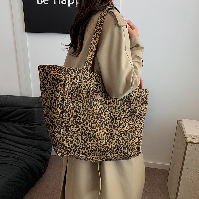 Niche leopard print canvas tote bag women's bag casual large capacity fashion handbag Korean version foreign style shoulder messenger bag