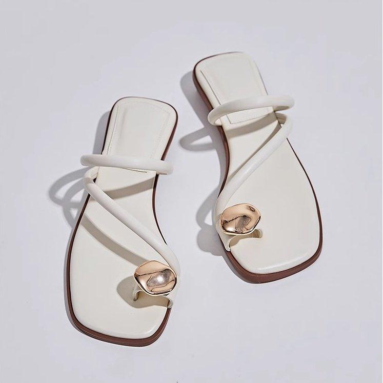 Wearing French thick heel toe slippers female 2025 summer new one word with fairy style with skirt fashion sandals