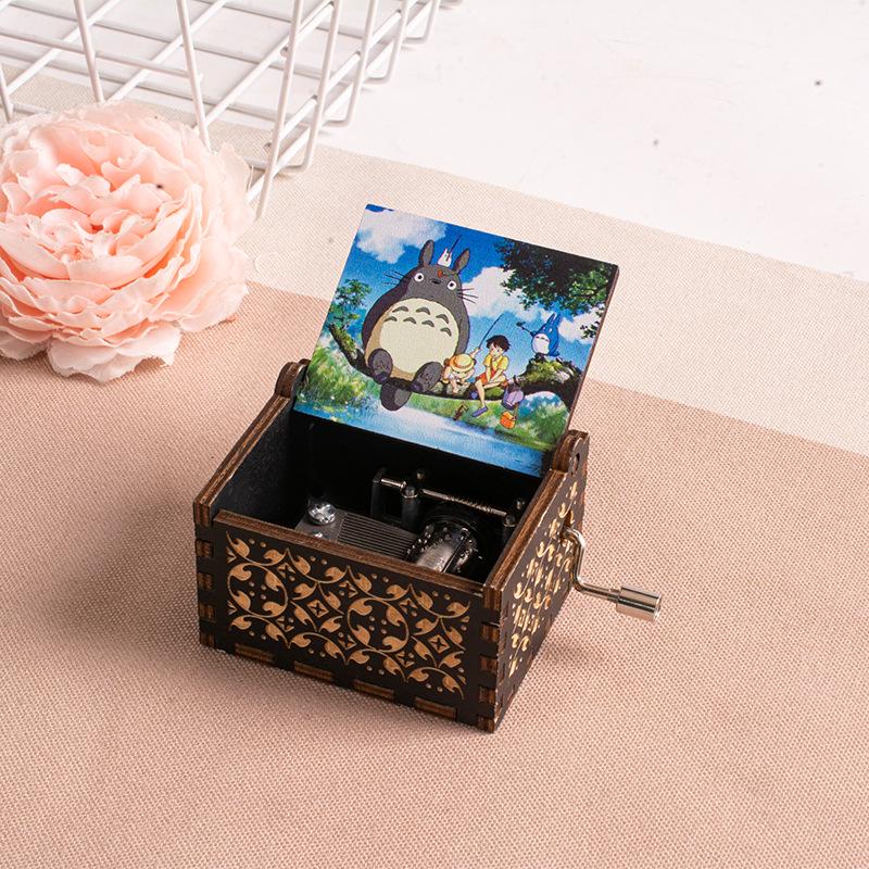 

Деревянная музыкальная шкатулка Тоторо Миядзаки – подарок на День святого Валентина/День рождения для нее 6.4 x 5.2 x 4.2 cm