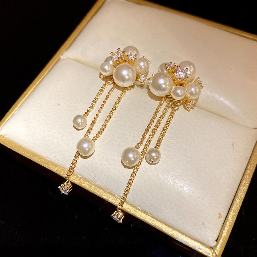 

Silver needle zircon fringed pearl flower stud earrings temperament versatile earrings light luxury high sense earrings design sense niche