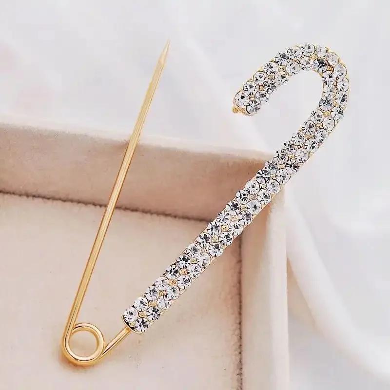Fashion Pearl Maple Leaf Rhinestone Brooches For Women Elegant Metal Fixed Clothing Pins Daily Jewelry Accessories