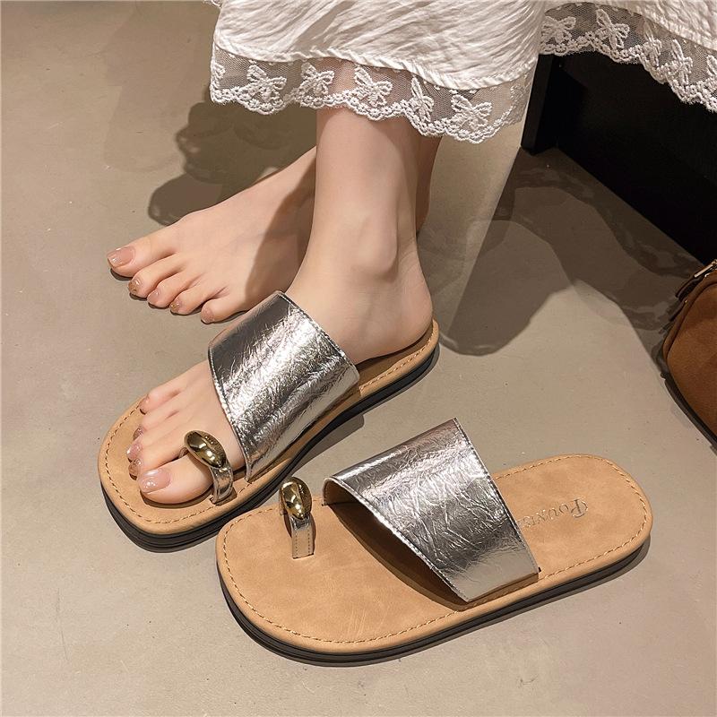 French flat-bottomed set of cool-toed slippers for women's summer wear fashionable soft-soled toes, beautiful vacation beach skirt