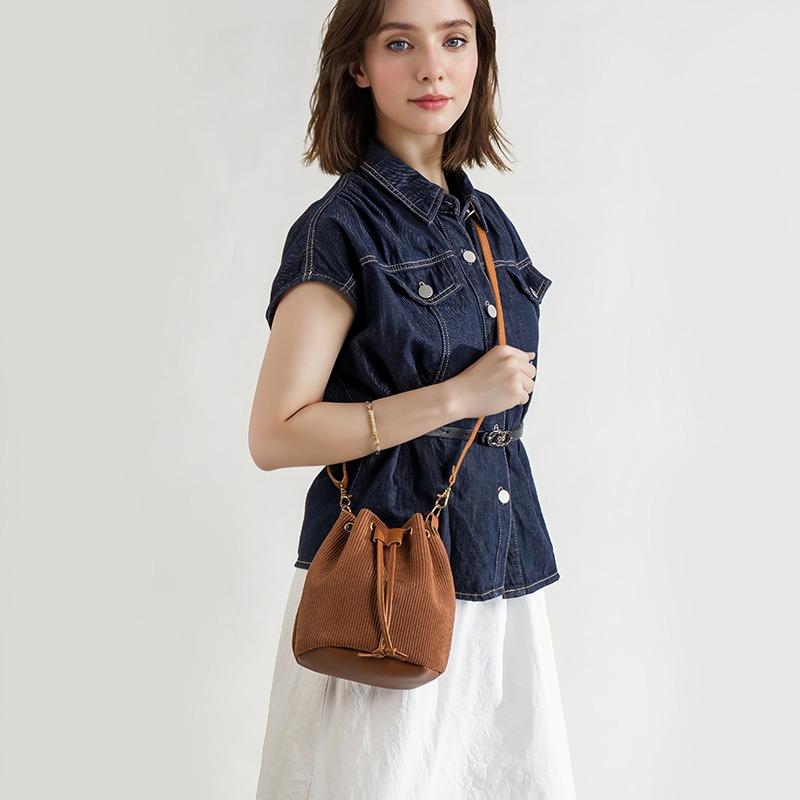 New women's drawstring bucket bag, fashionable commuter bag, trendy shoulder bag, one piece.