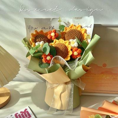 Handgefertigter Häkel-Rosen- und Sonnenblumenstrauß - Fertiges Produkt für Festivaldekoration