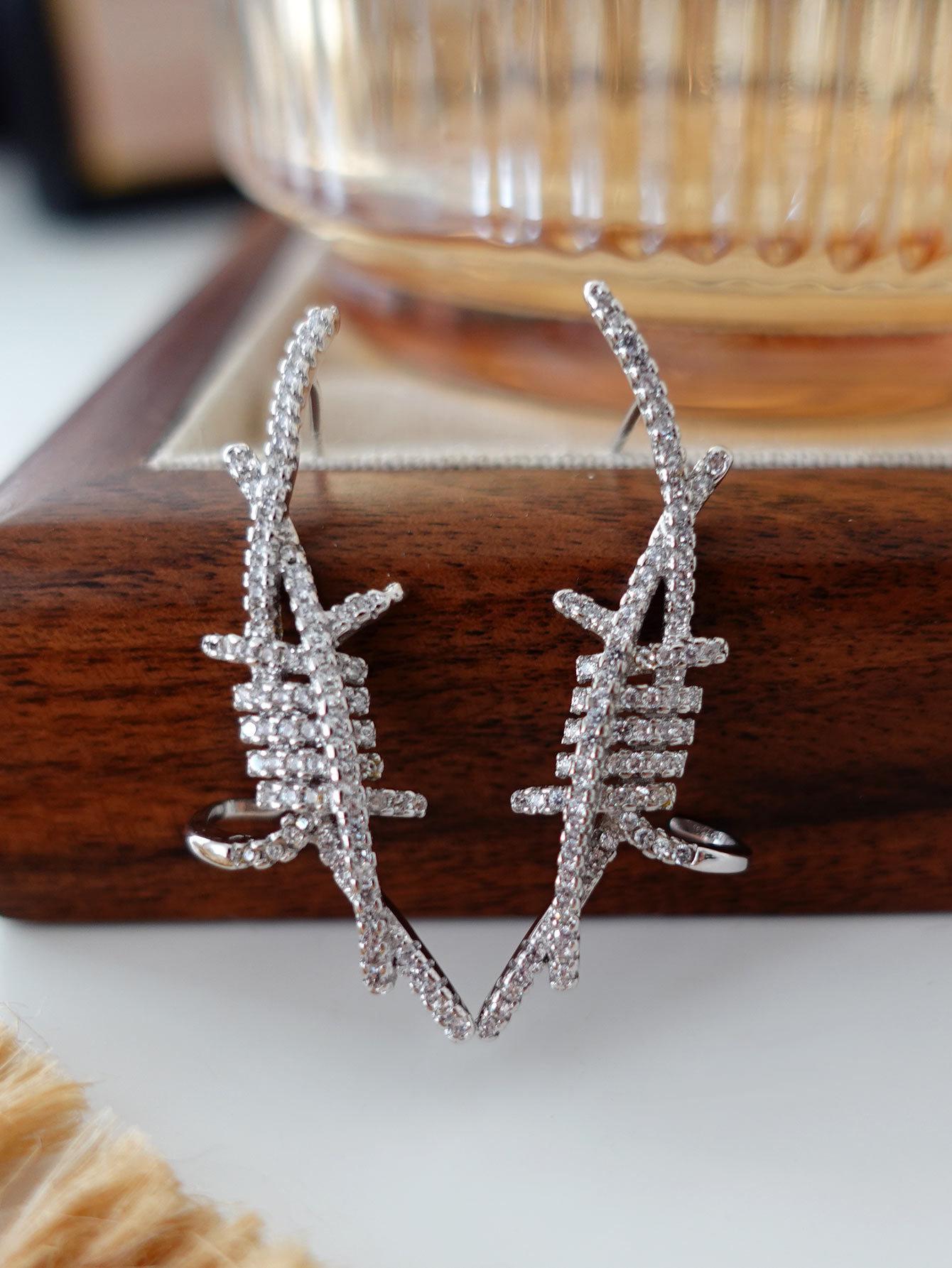 

Геометрические линии крест клипсы для ушей бриллиантовый набор изысканные высококачественные серьги в ушных отверстиях модные индивидуальные холодные серьги для женщин