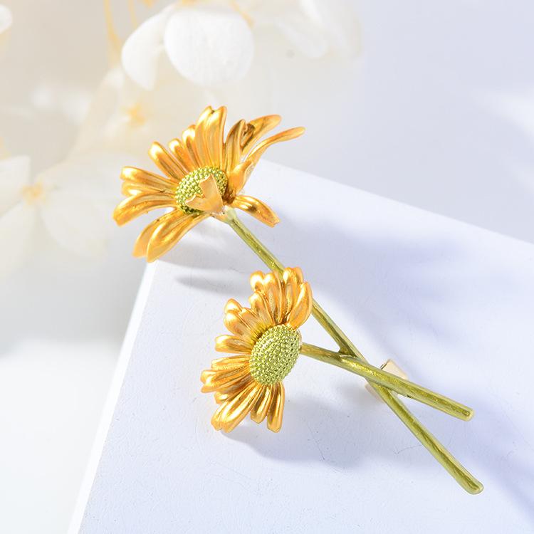 Fashion Small Daisy Brooch Enamel Elegant Temperament Pin Cute Japanese Flower Oil Drop Brooch Accessories