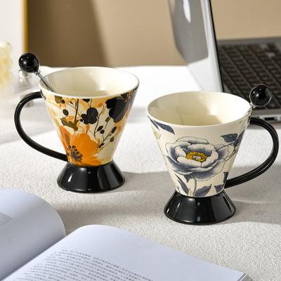 Fiori di Bell'Aspetto Tazza da Caffè su Piede Alto con Cucchiaino Souvenir Commerciale Design Ceramico Tazza di Nicchia di Alta Gamma e Raffinata