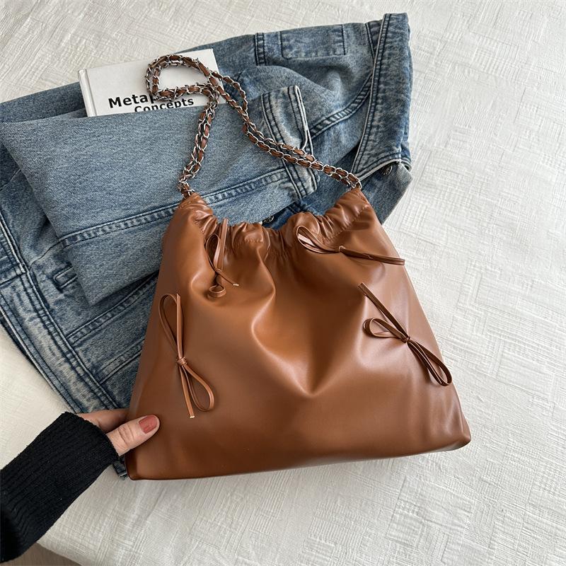 

Вместительная сумка-мессенджер из мягкой кожи с нежной цепочкой на плечо женская 2025 новая повседневная сумка-тоут для通勤