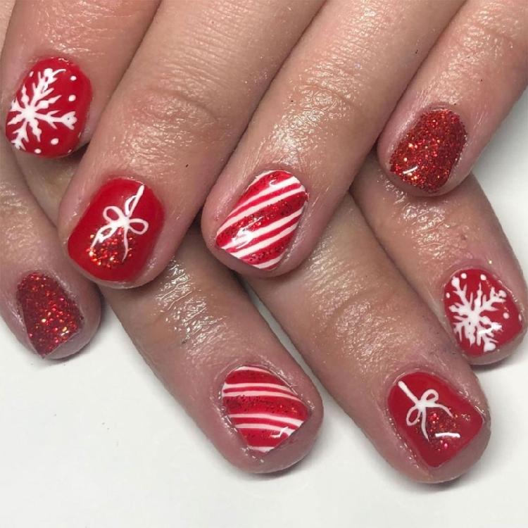 

24 Pcs/Set Christmas Artificial Nail Short Square False Nail Snowflake Full Cover Stick on Nail Press On Nail 1