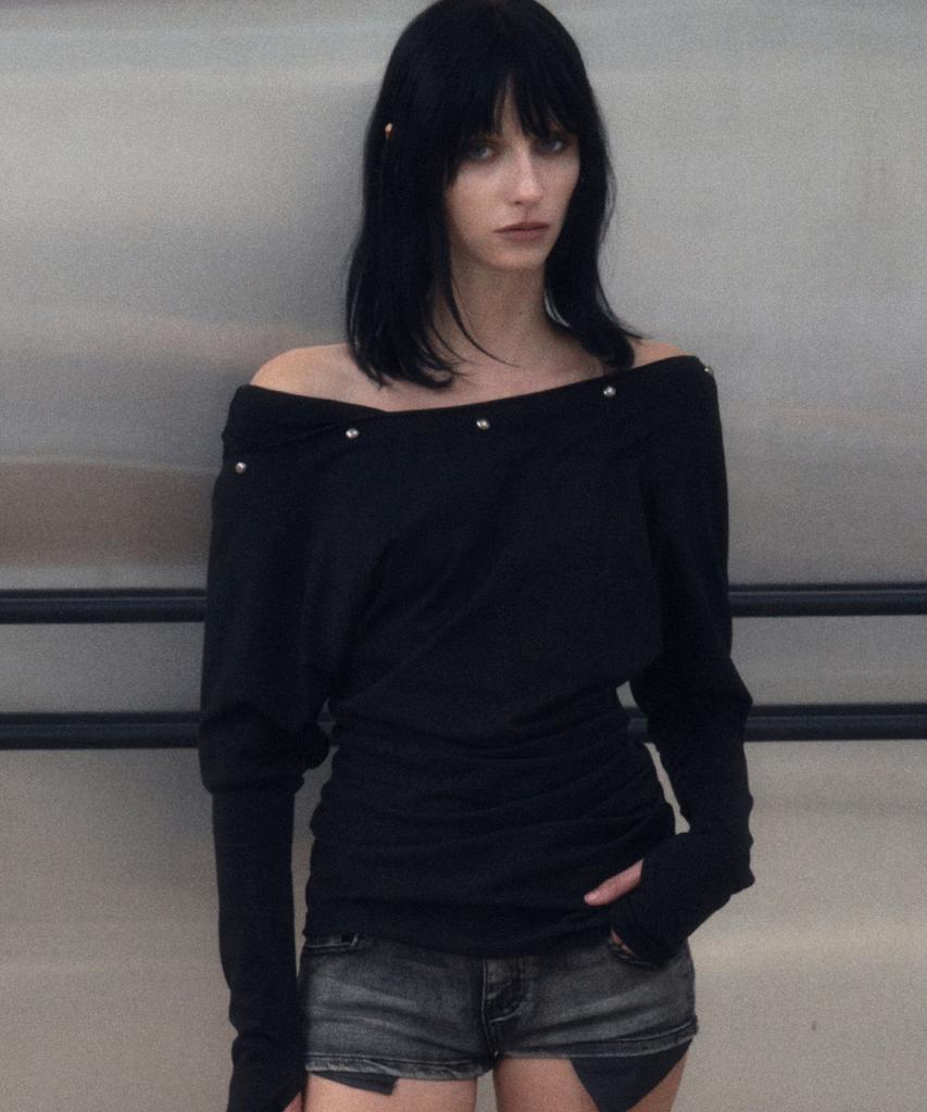 GINSEUKI Studded Off-Shoulder Shirring Long Sleeve (Black)