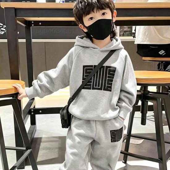 Ensemble sweat à capuche tendance noir imprimé lettres pour enfants, confortable et doux pour un usage quotidien, tendance hiver et automne