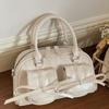 Einschulter-Achseltasche mit Fliege. Modische und schlichte Umhängetasche. Pooltasche.