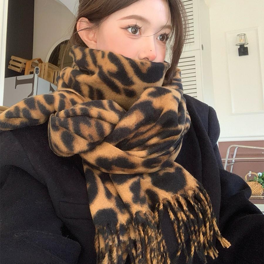 Sweet and Cool Retro Leopard Print Fringed Scarf Female New Millennial Spice Girl Style Autumn and Winter Thickened Skin-friendly Shawl Scarf