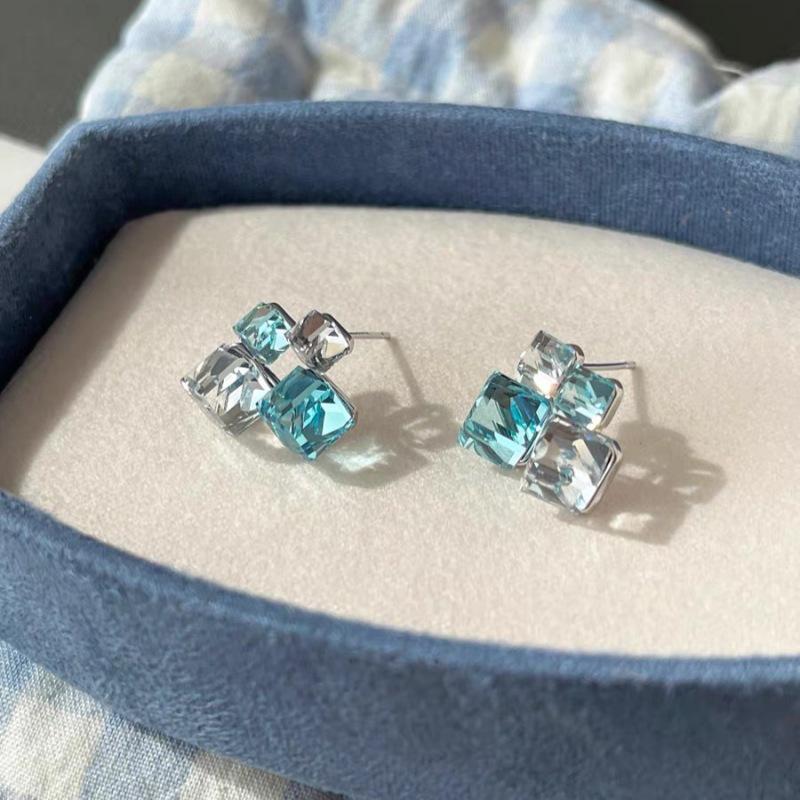 Sea Salt Blue Crystal Cube Stud Earrings for Women: Fresh, Fashionable, and Luxurious Ear Jewelry