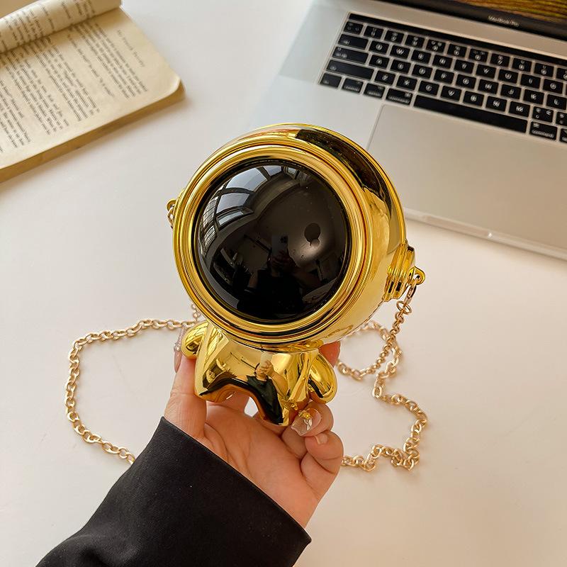 

Personality funny astronaut women s bag 2025 new European and American fashion mini shoulder bag chain acrylic dinner bag білий