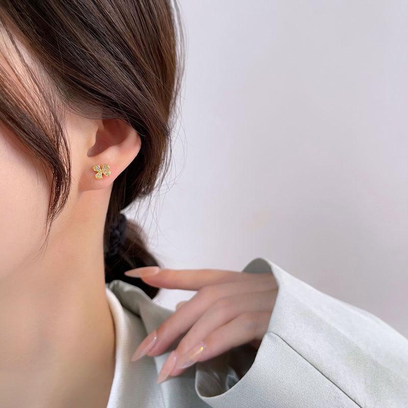 Earrings Are Slightly Inlaid with Diamonds and Lucky Grass Flowers Are Small and Elegant, Light Luxury Earrings Are Fresh