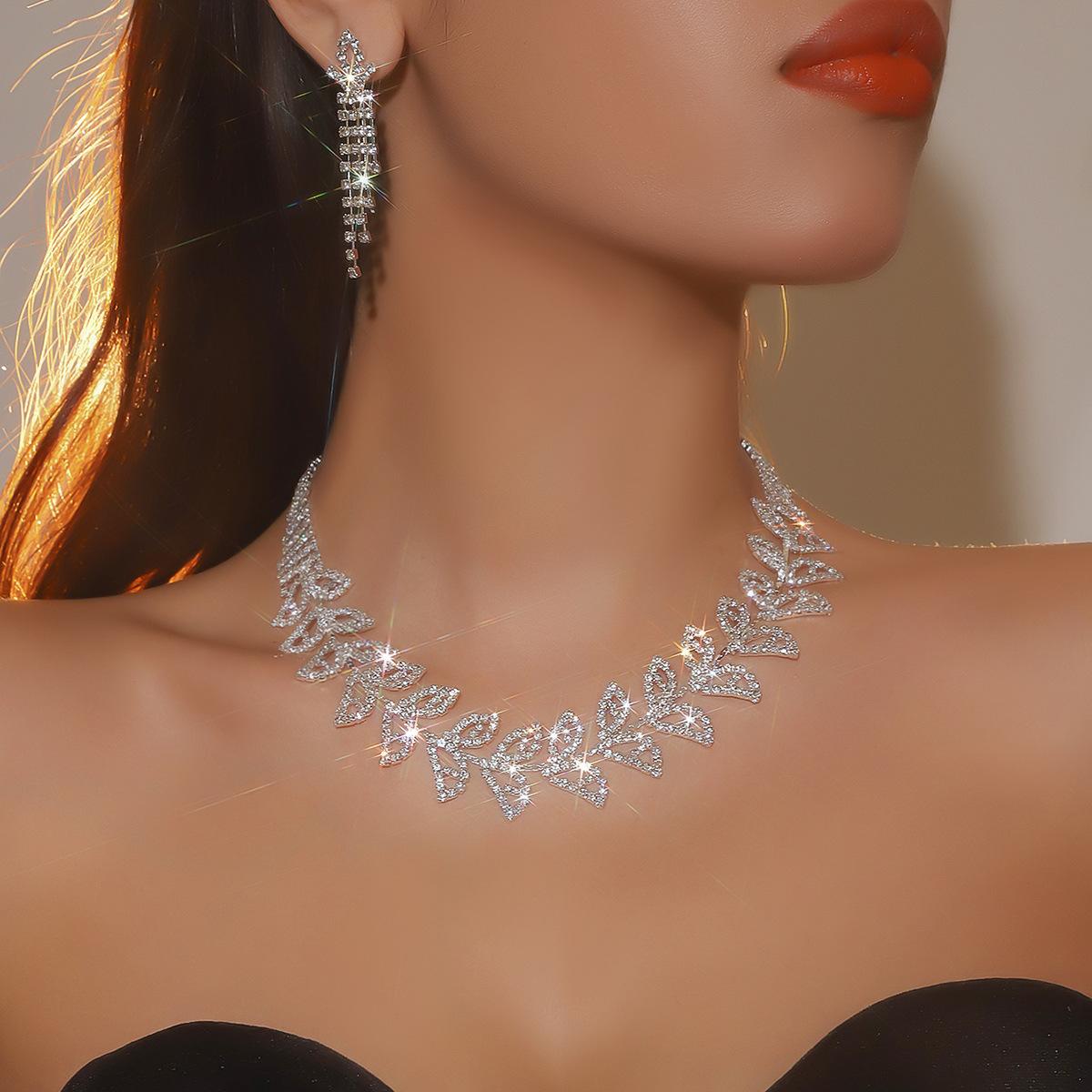 

Блестящий лист Стразы Ожерелье Серьги Набор Модный Темпераментный Комплект из двух предметов Ювелирный набор