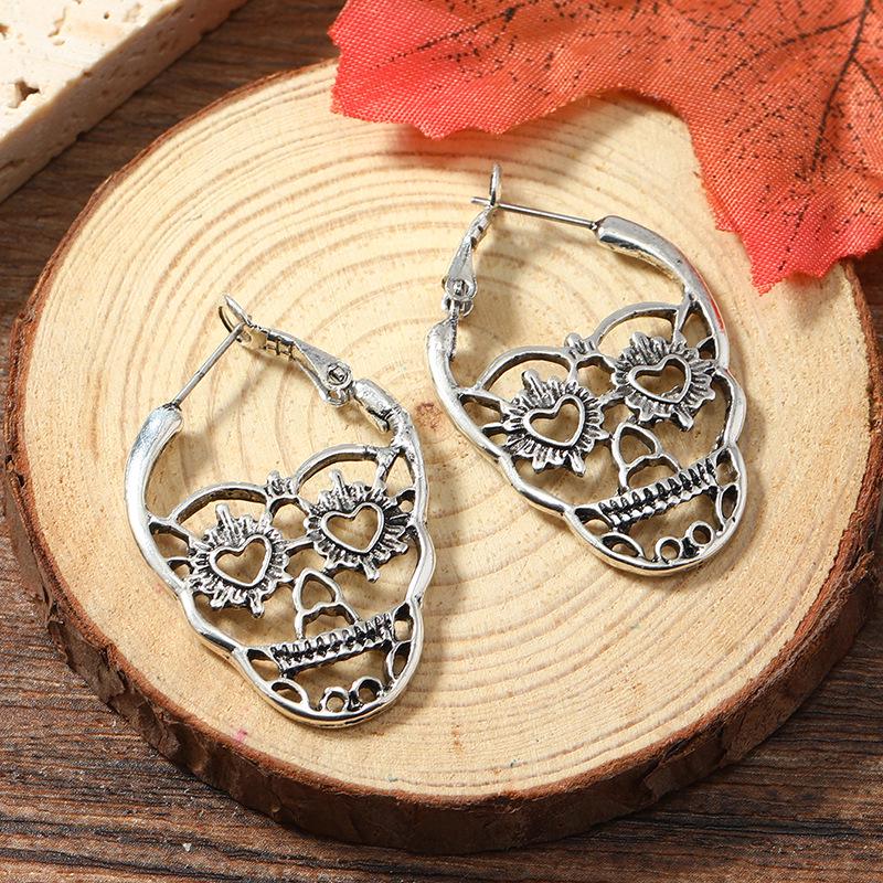 2024 Stilvolle Europäische Totenkopf-Steckohrringe – Großer Statement-Schmuck für Damen farbe: antik silber