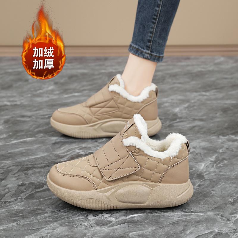 Cotton shoes for women, velvet to keep warm in winter, and wear a pair of snow boots. Mom's soft-soled work shoes