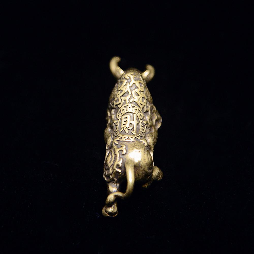 New Retro Solid Brass Bull Sculpture Mini Lucky Rich Cow Ornament Creative Car Interior & Office Desk Decor Miniature Small Gift
