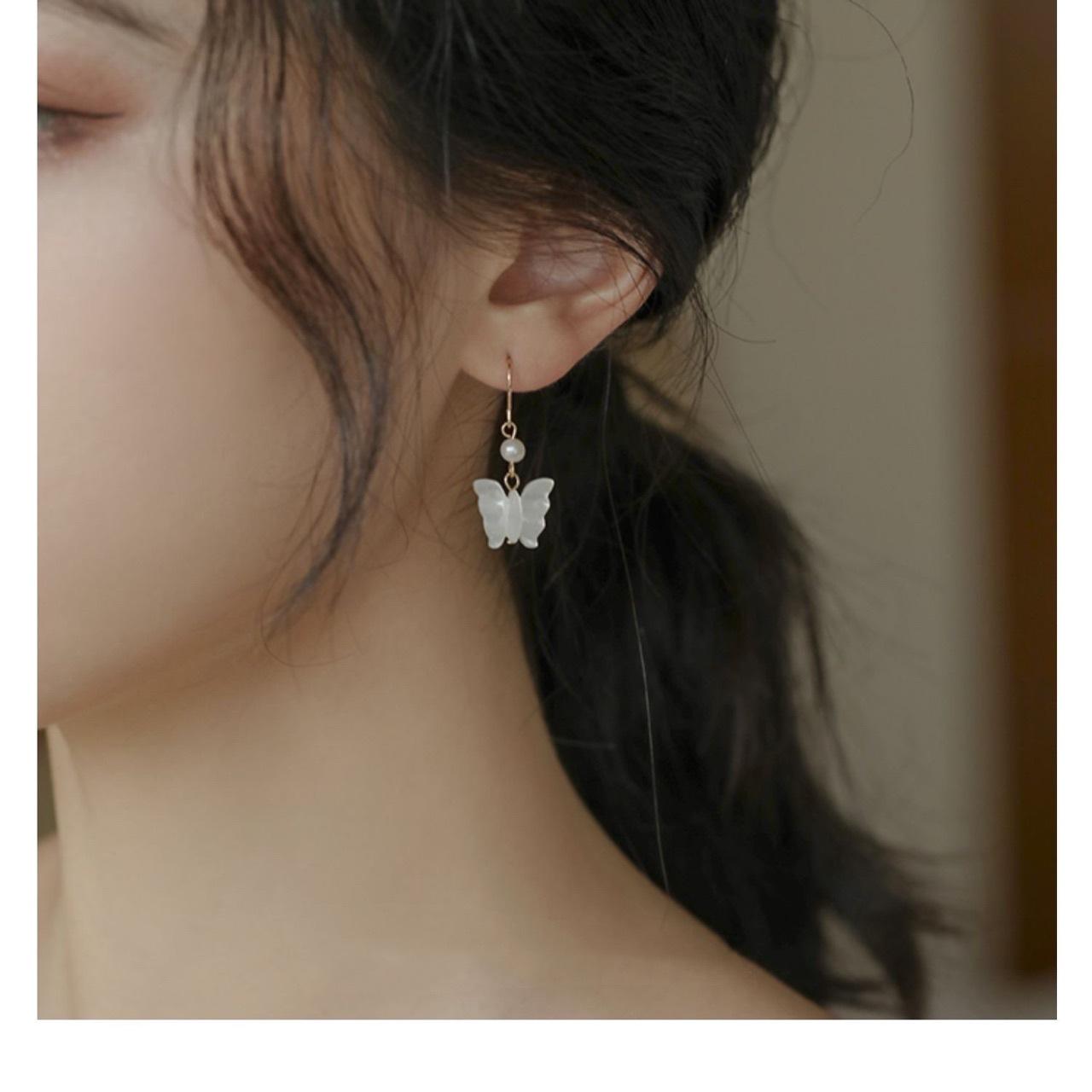 Disc love, super fairy gentle temperament deep sea white butterfly shell freshwater pearl earrings earrings 2022 new earrings ear hooks Natural freshwater pearl