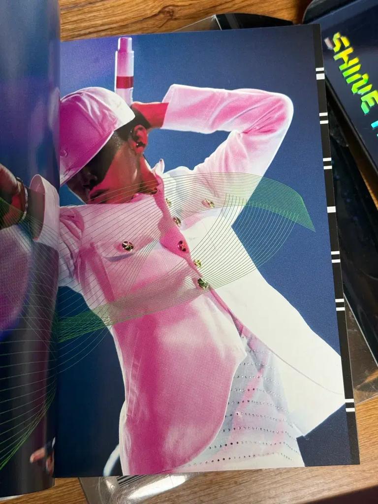G-DRAGON GD SHINE A LIGHT DVD Nevystříhaná verze + Fotokniha Použité
