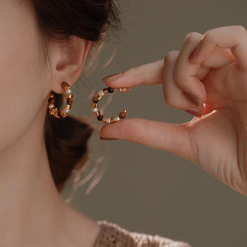 

Broken silver tiger s eye stone earrings, circles, retro gold earrings, earrings suitable for autumn, new Chinese earrings, new models.