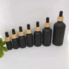 Mattschwarze Frosted Glass Flasche für ätherische Öle mit Holzmaserungsring und Tropfer/Sprühaufsatz