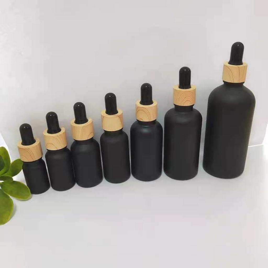 Mattschwarze Frosted Glass Flasche für ätherische Öle mit Holzmaserungsring und Tropfer/Sprühaufsatz
