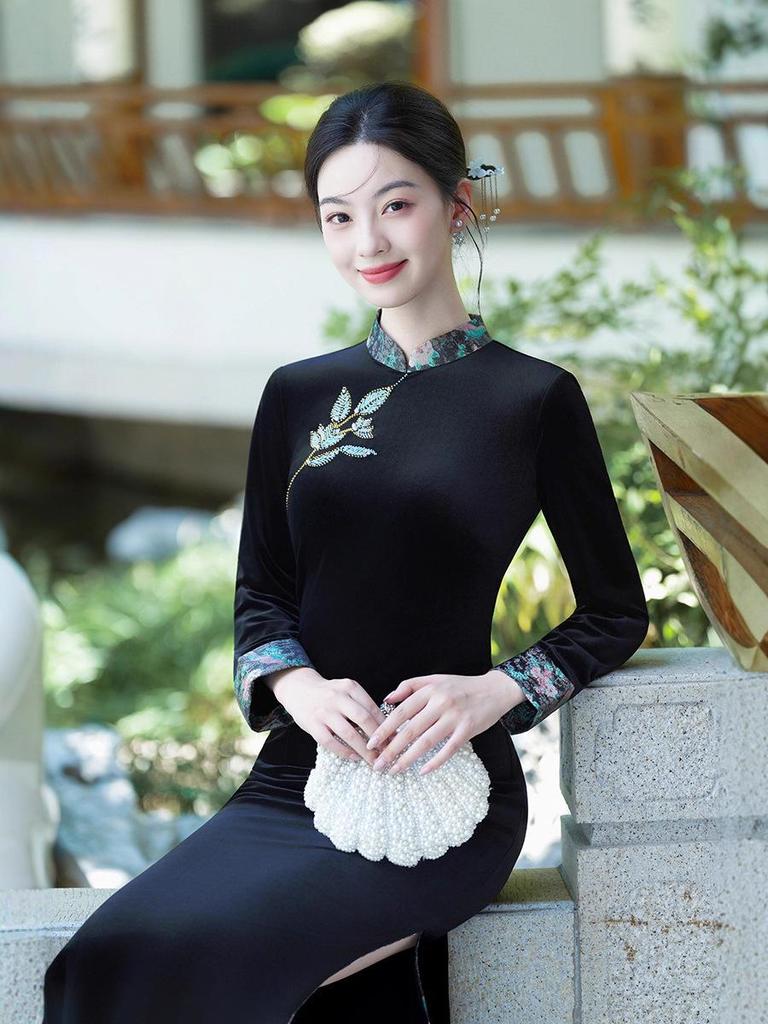 Elegant Black Velvet Qipao: Refined Autumn Chinese Style for Young Women