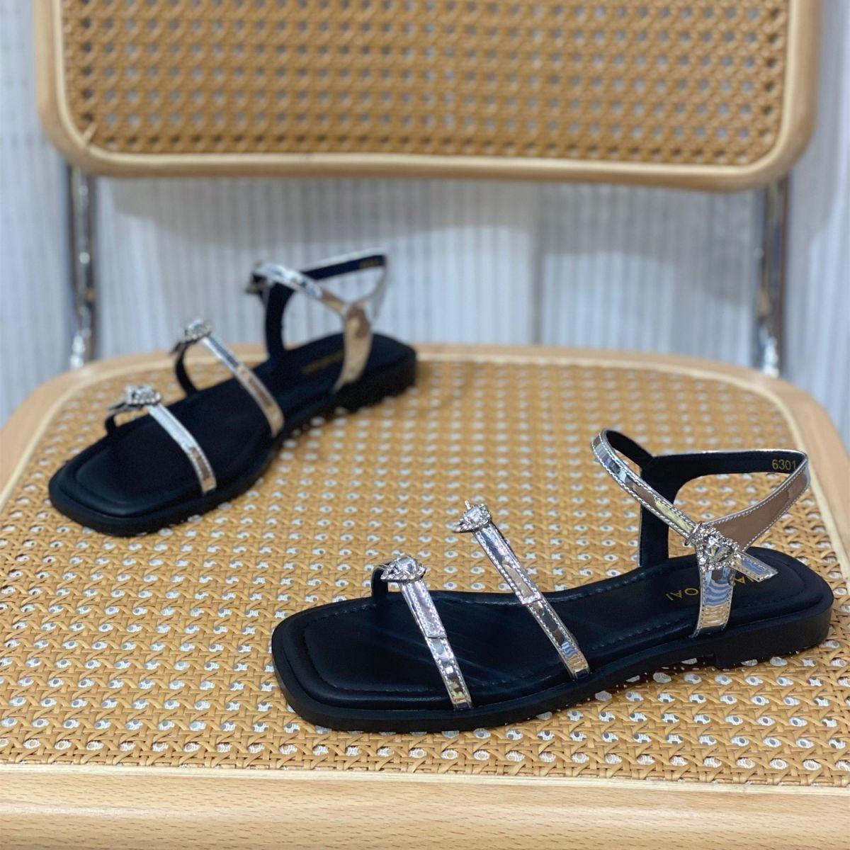 

Internet celebrity one-word buckle sandals girl 2025 new summer French fairy style temperament fashion shoes popular Roman shoes 40 серебряный
