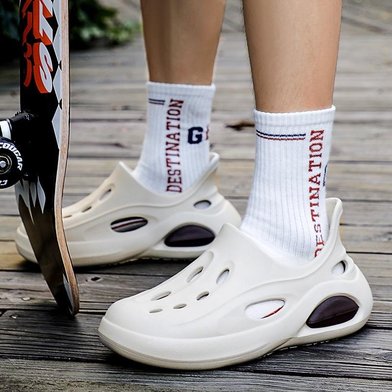 Men's Outdoor Slippers Are Lightweight and Durable Beach Shoes for Couples. Men's Sandals Are Suitable for Wearing Outside Slippers