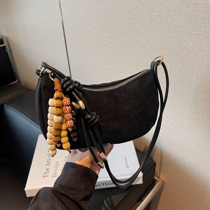 

New women s shoulder crossbody backpack fashion niche design crescent bag fashion trend texture solid color bag чёрный