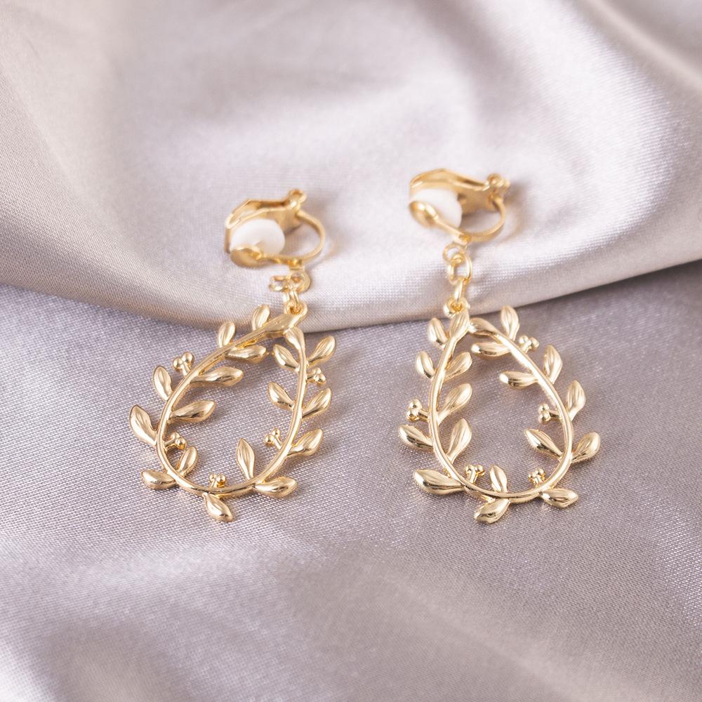 Elegant Clip-On Triangle Earrings for Non-Pierced Ears - Versatile, Light Luxury for Everyday Wear.