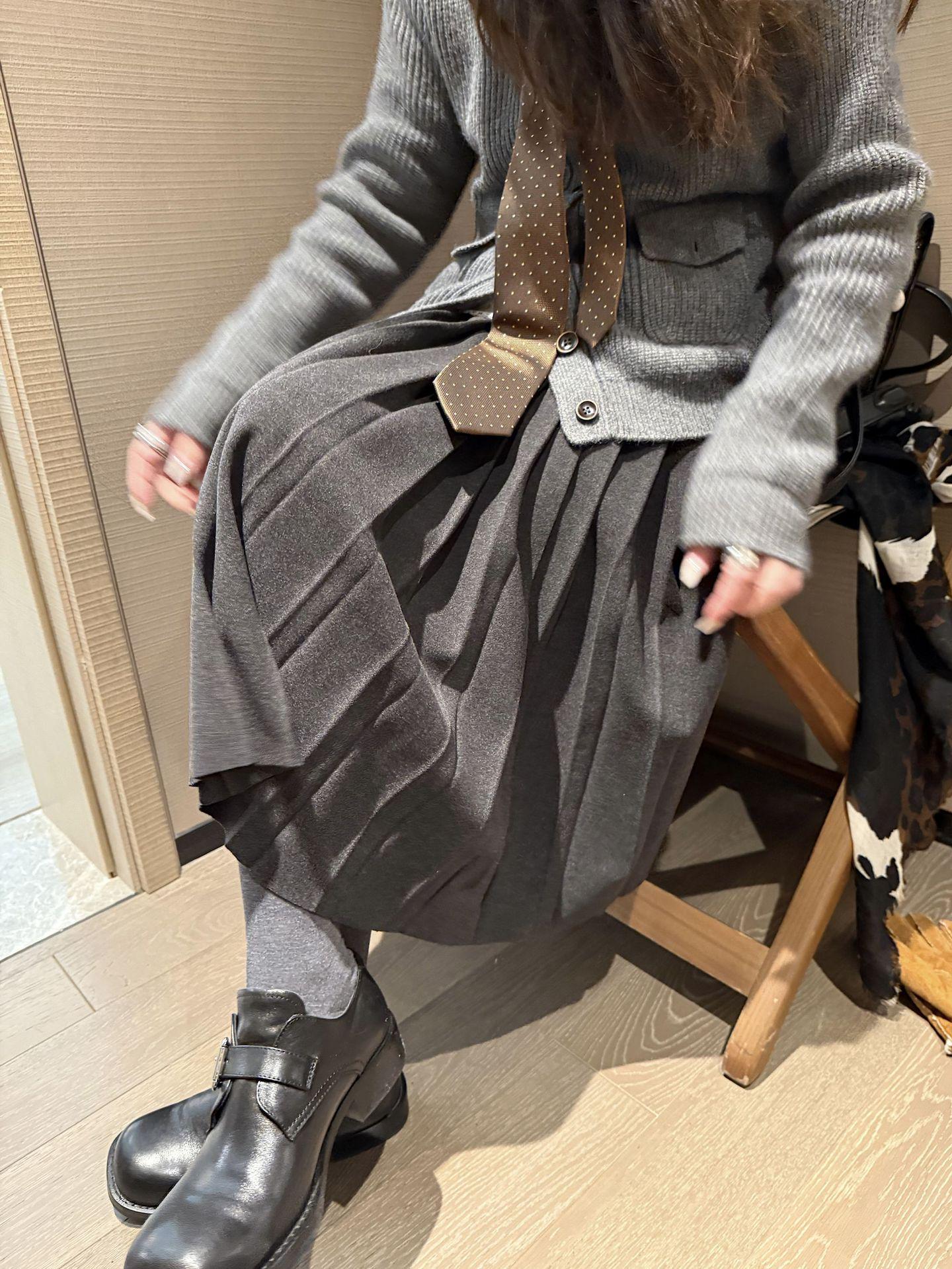 

Women s High-Waist Wool Blend A-Line Half Skirt, Pleated Mid-Length with Large Hem for Autumn/Winter 2025. Large темно-серого