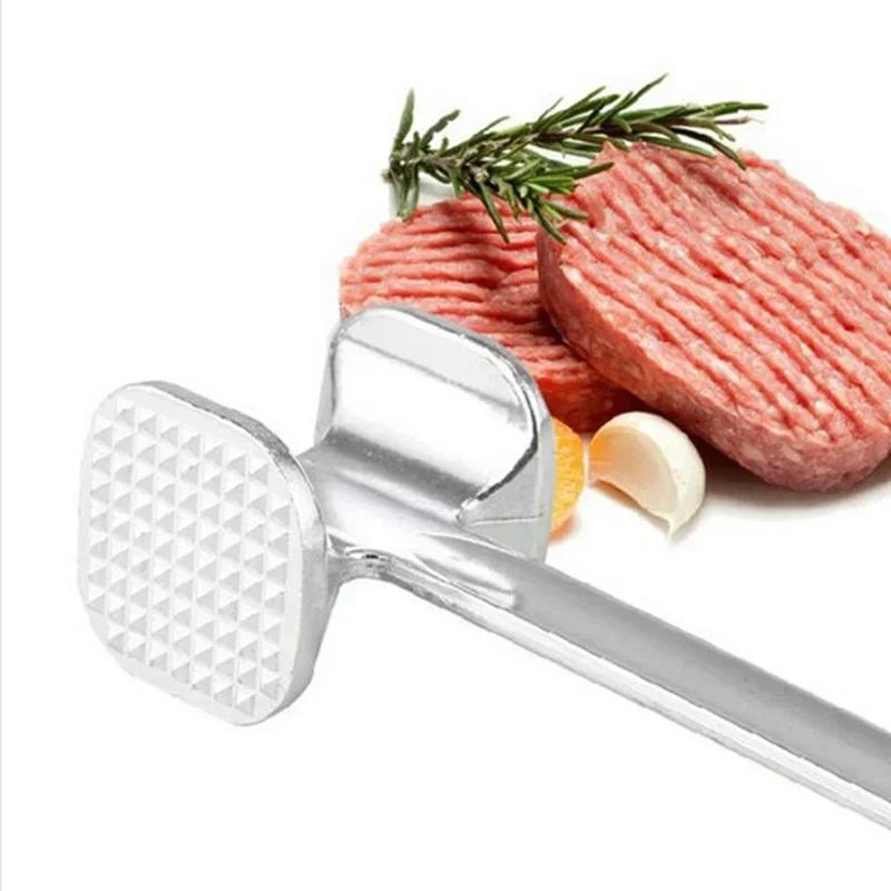 Attendrisseur de viande double face en alliage d'aluminium, outil de cuisine robuste et durable.