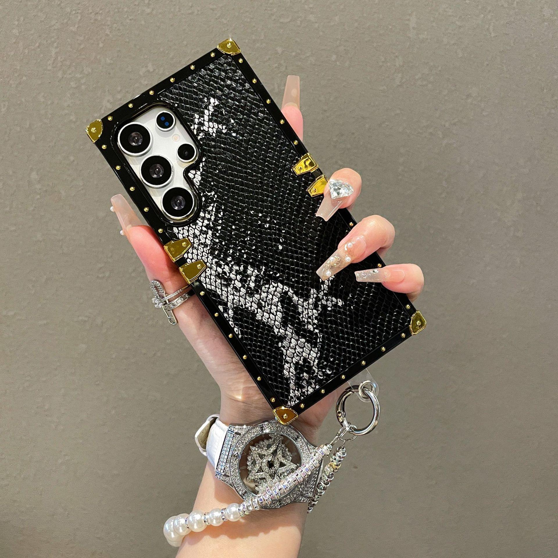 

Light Luxury Brand Snake Pattern Chain Suitable for Samsung S25 Ultra Mobile Phone Case Anti fall S24FE Protective Soft Shell A16 S20