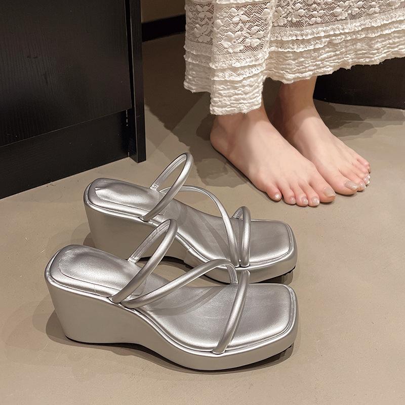 

Летние новые пляжные шлепанцы нишевые на толстой подошве на танкетке шлепанцы с одним ремешком крутые женские 39 серебряный