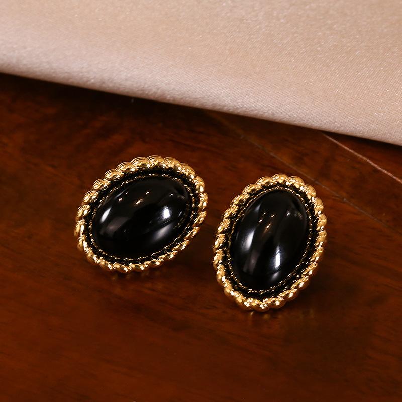 

Natural white fritillary black agate oval stud earrings women s antique temperament earrings S silver needle earrings wholesale