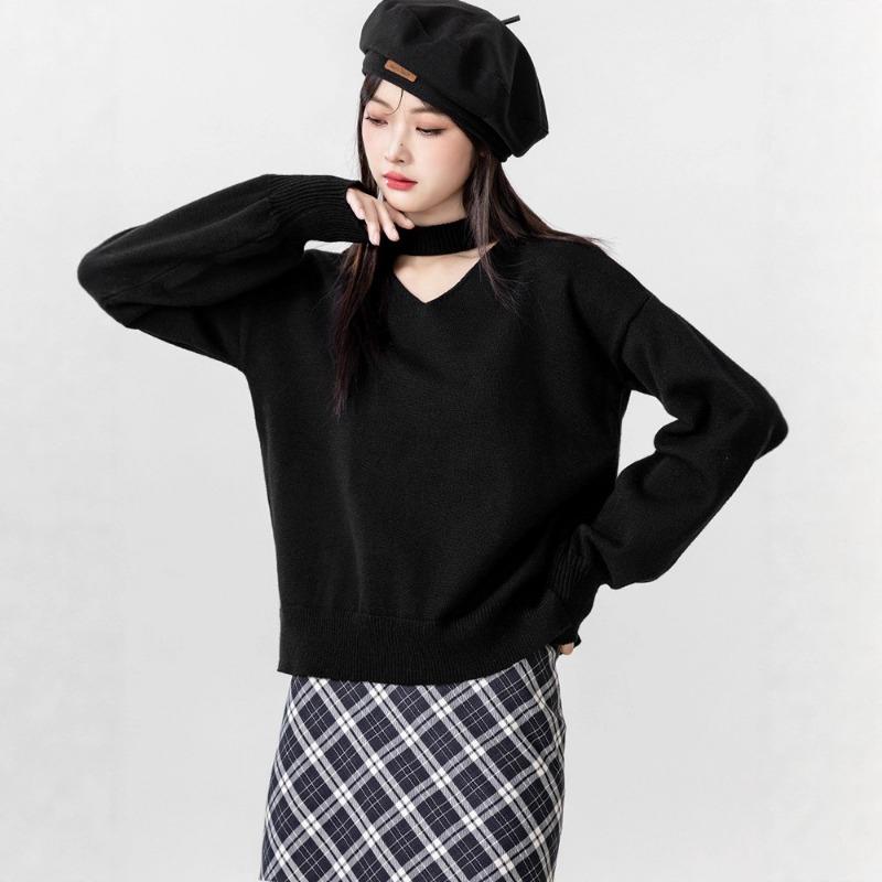 New Autumn and Winter Black V-neck Sweater for Women in Spring and Autumn with Long-sleeved Bottoming Shirt and Halterneck Knitted Top
