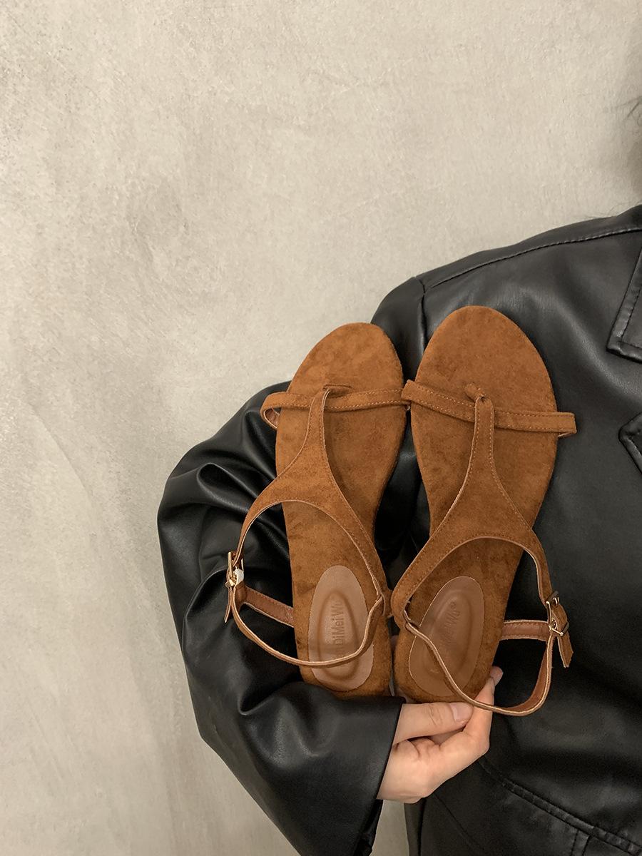 

2025 Korean version summer new fashion versatile toe niche flat sandals women wear beach retro Roman shoes 40 коричневый