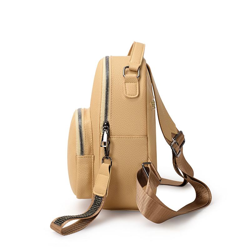 Casual Women's Soft Leather Backpack Fashionable Riveted Fresh Backpack and Schoolbag Casually