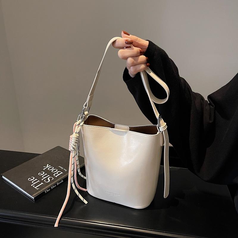 Simple Bag Women's Messenger Bag 2025 New Versatile Bucket Bag Niche Fashion Shoulder Underarm Bag One Piece Delivery