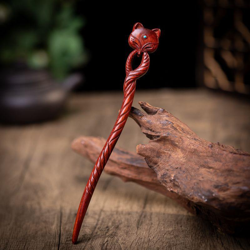 Elegante Haarnadel aus rotem Sandelholz – Haaraccessoire im antiken chinesischen Stil für Haarknoten.