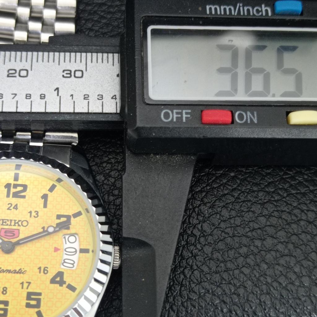VINTAGE SEIKO 5 AUTOMATIC REFURBISHED JAPAN MENS YELLOW DIAL WATCH a444015-1
