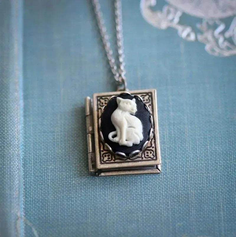 Nuovo Apribile a Forma di Libro Incrociato Scatola Portafoto Ciondolo Collana per Donne Uomini Fascino Intagliato Immagine Gioielli Credenza Regalo 2026