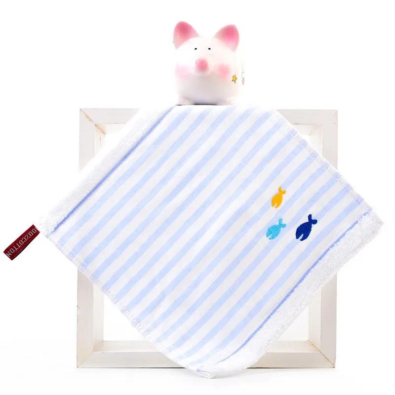 

1 шт. 25x25 см Бавовняна смугаста Мультяшна рибка Вишивка Мотузка для підвішування Дитячий рушник для обличчя Портативний Вбираючий М який 25x25cm синій