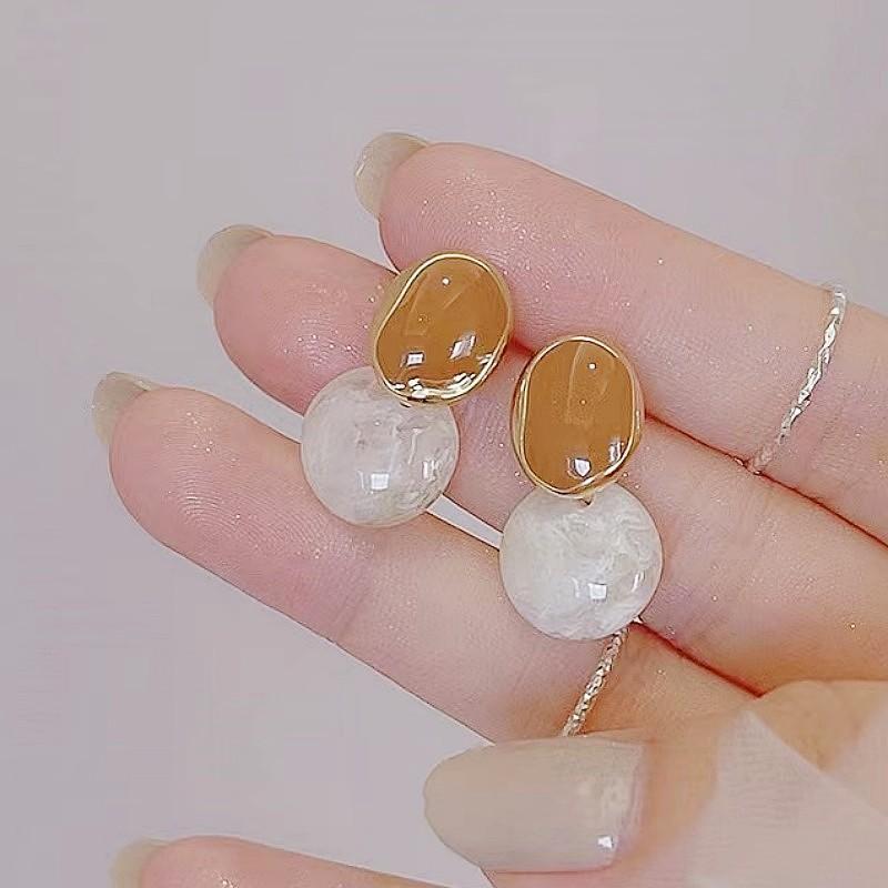 Simple high-end design niche temperament stud earrings women's light luxury fashion personalized earrings exquisite versatile sweet cool earrings
